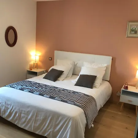 Gite De Lucat Bed & Breakfast *
